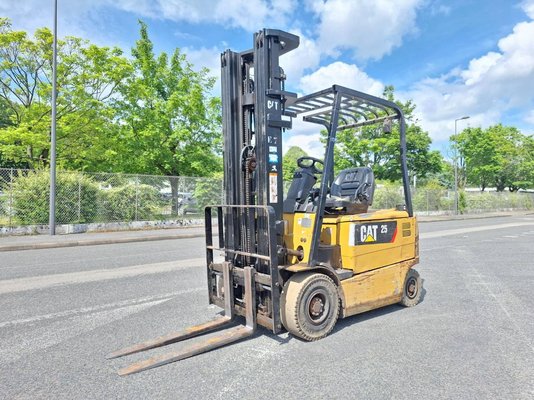 Carretilla contrapesada de 4 ruedas Caterpillar EP25KP - 1