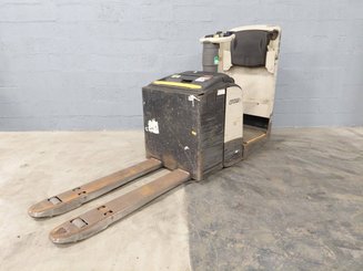 Transpaleta con plataforma Crown WT3040 2.00
