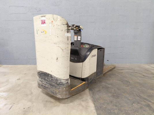 Transpaleta con plataforma Crown WT3040 2.00 - 1