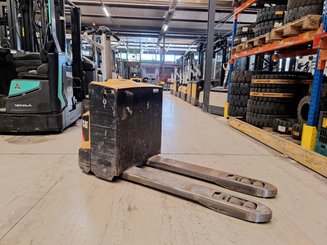 Transpaleta con conductor acompañante Caterpillar NPP20N2