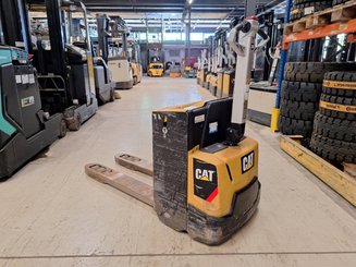 Transpaleta con conductor acompañante Caterpillar NPP20N2