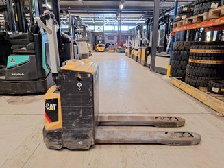 Transpaleta con conductor acompañante Caterpillar NPP20N2