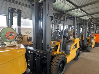 Carretilla contrapesada de 4 ruedas Caterpillar GP30NTD