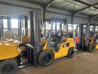 Carretilla contrapesada de 4 ruedas Caterpillar GP30NTD