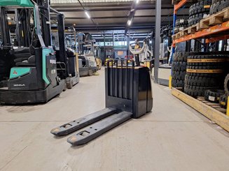 Transpaleta con conductor acompañante Crown WP3080