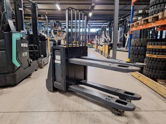 Transpaleta con conductor acompañante Crown WP3080