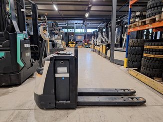 Transpaleta con conductor acompañante Crown WP3080