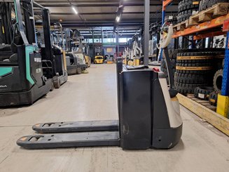 Transpaleta con conductor acompañante Crown WP3080