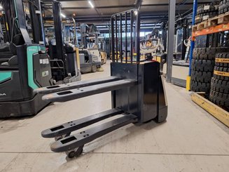 Transpaleta con conductor acompañante Crown WP3080