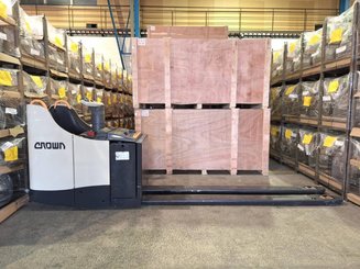 Transpaleta con plataforma Crown WT3040 - 3
