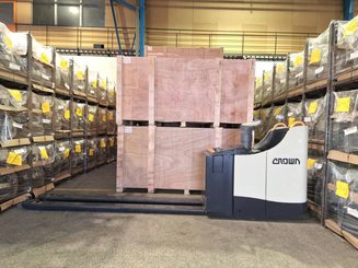 Transpaleta con plataforma Crown WT3040 - 8