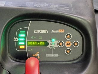 Transpaleta con plataforma Crown WT3040 - 14