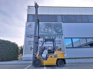 Carretilla contrapesada de 4 ruedas Caterpillar GP30NT