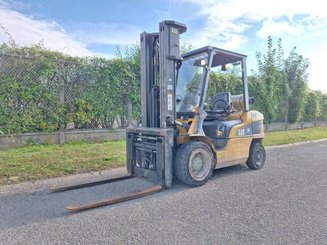 Carretilla contrapesada de 4 ruedas Caterpillar GP30NTD - 1