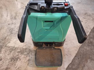 Transpaleta con conductor acompañante Yale MP20X