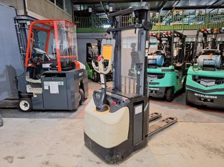 Apilador con conductor acompañante Crown ESI4000-12
