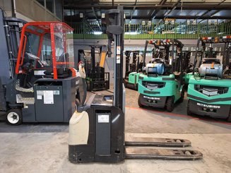 Apilador con conductor acompañante Crown ESI4000-12