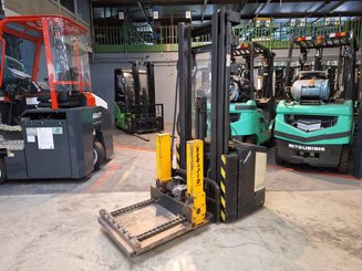 Apilador con conductor acompañante Crown WE2300-16