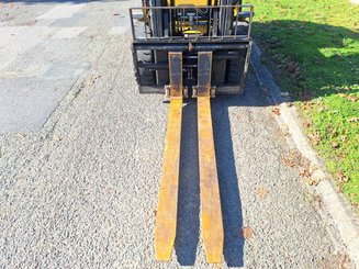 Carretilla contrapesada de 4 ruedas Caterpillar DP40 NT - 13