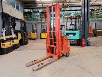 Apilador con conductor acompañante BT LSF 1250 EE