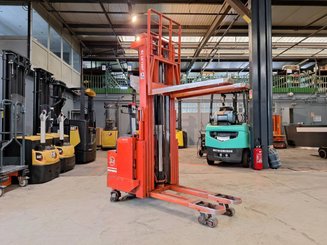 Apilador con conductor acompañante BT LSF 1250 EE