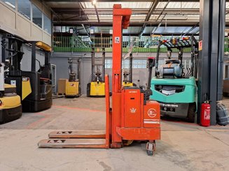 Apilador con conductor acompañante BT LSF 1250 EE