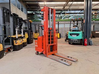 Apilador con conductor acompañante BT LSF 1250 EE