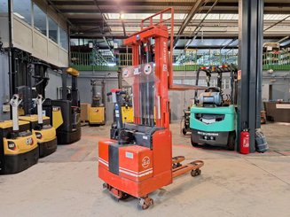 Apilador con conductor acompañante BT LSF 1250 EE