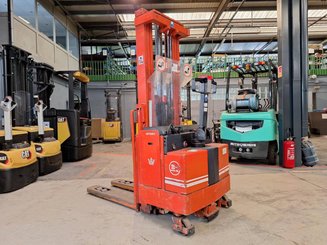 Apilador con conductor acompañante BT LSF 1250 EE