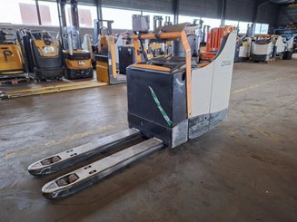 Transpaleta con plataforma Crown WT3040 - 1