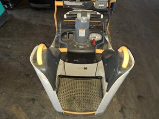 Transpaleta con plataforma Crown WT3040 - 5