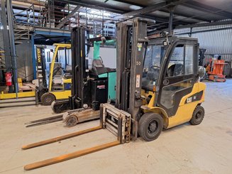 Carretilla contrapesada de 4 ruedas Caterpillar GP25NTD