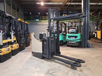 Apilador con plataforma Crown DT3040 - 11