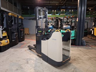 Apilador con plataforma Crown DT3040