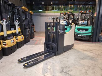 Apilador con plataforma Crown DT3040 - 2