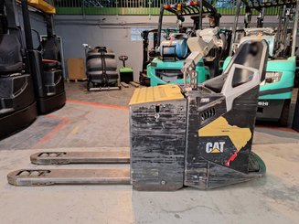 Transpaleta con conductor acompañante Caterpillar NPF25N2