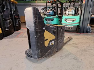 Transpaleta con conductor acompañante Caterpillar NPF25N2