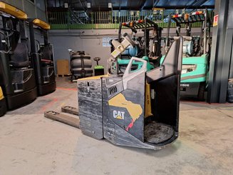 Transpaleta con conductor acompañante Caterpillar NPF25N2