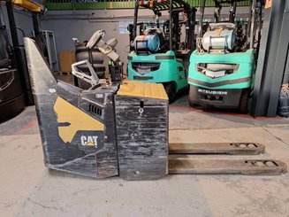 Transpaleta con conductor acompañante Caterpillar NPF25N2