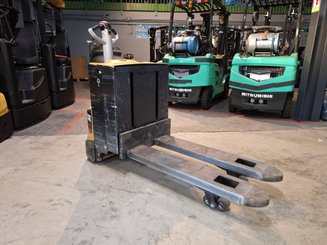 Transpaleta con conductor acompañante Caterpillar NPP20N2E