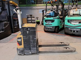 Transpaleta con conductor acompañante Caterpillar NPP20N2E