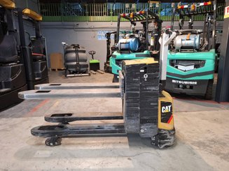 Transpaleta con conductor acompañante Caterpillar NPP20N2E
