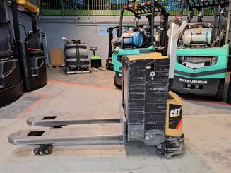 Transpaleta con conductor acompañante Caterpillar NPP20N2E