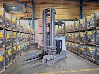 Carretilla retráctil multidireccional UniCarriers 250DTFVRE635UFW