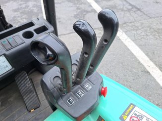 Carretilla contrapesada de 3 ruedas Yale ERP16VT