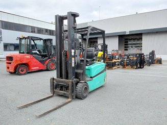 Carretilla contrapesada de 3 ruedas Yale ERP16VTLWB