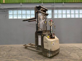 Apilador con conductor acompañante Crown ESI4000-12