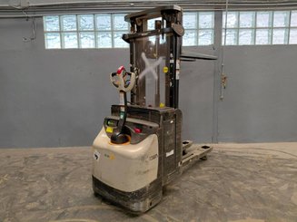 Apilador con conductor acompañante Crown ESI4000-12