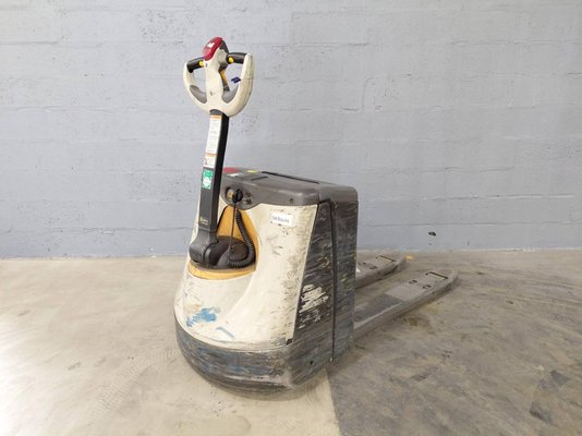 Transpaleta con conductor acompañante Crown WP3020-2.0 - 1