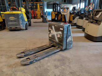 Transpaleta con conductor acompañante Crown WP3020-2.0